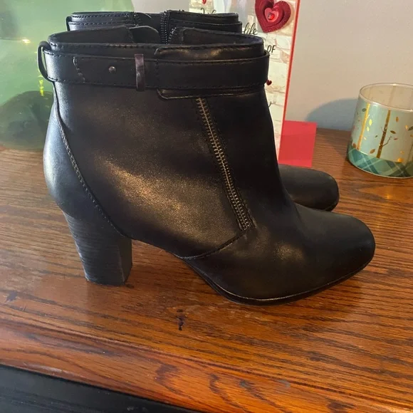 Clark’s Black Leather Ankle Booties Sz 10 - Picture 5 of 6
